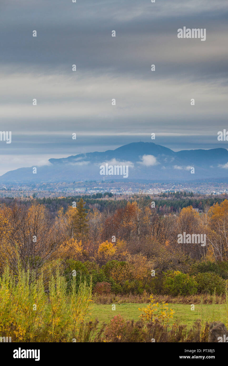Canada Quebec, Estrie Regione, Magog, vista in elevazione verso Mt. Orford, autunno Foto Stock
