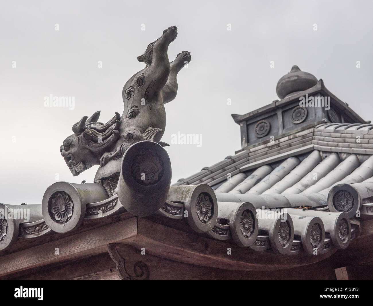 La figura del tetto, saltando lion cane, piastrelle decorative, tempio Kirihataji 10, Shikoku 88 tempio pellegrinaggio Tokushima, Giappone Foto Stock