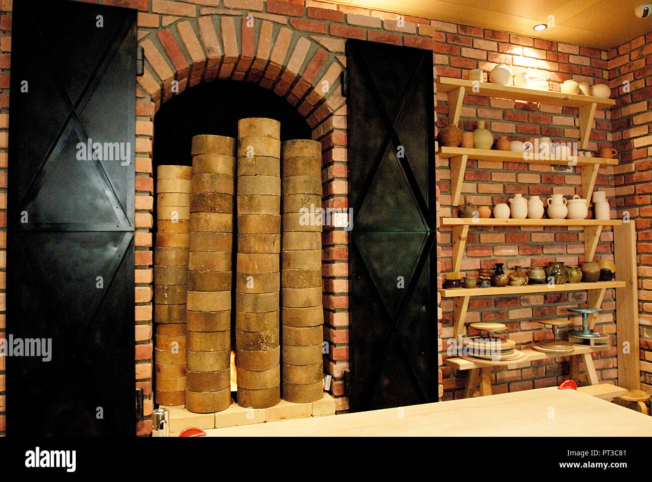 STUDIO IN CERAMICA CON UN FORNO AL MUSEO DELL'ARTE DI HONG KONG, Kowloon, Hong Kong Foto Stock