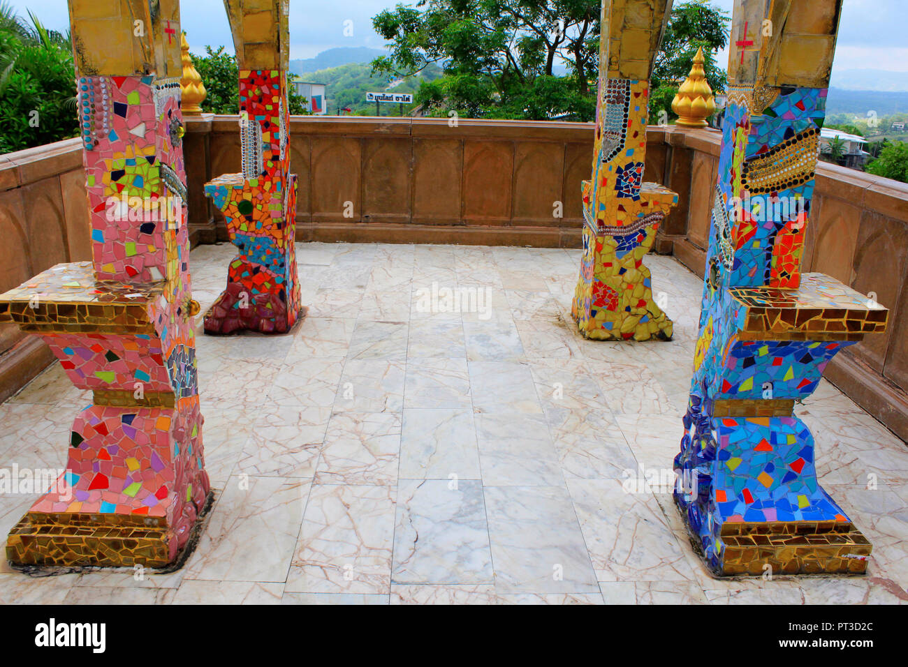 Pilastri, pavimenti, facciate, pareti decorate con mosaici colorati design in tutto l'edificio a Son Pha Kaew, Khao Kor, Phetchabun, Thailandia. Foto Stock