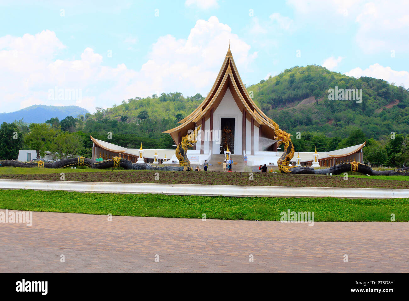 Colpo lungo di un bel bianco tempio buddista con dragon fontane a divieto di Nong Chaeng, Phetchabun Thailandia. Foto Stock