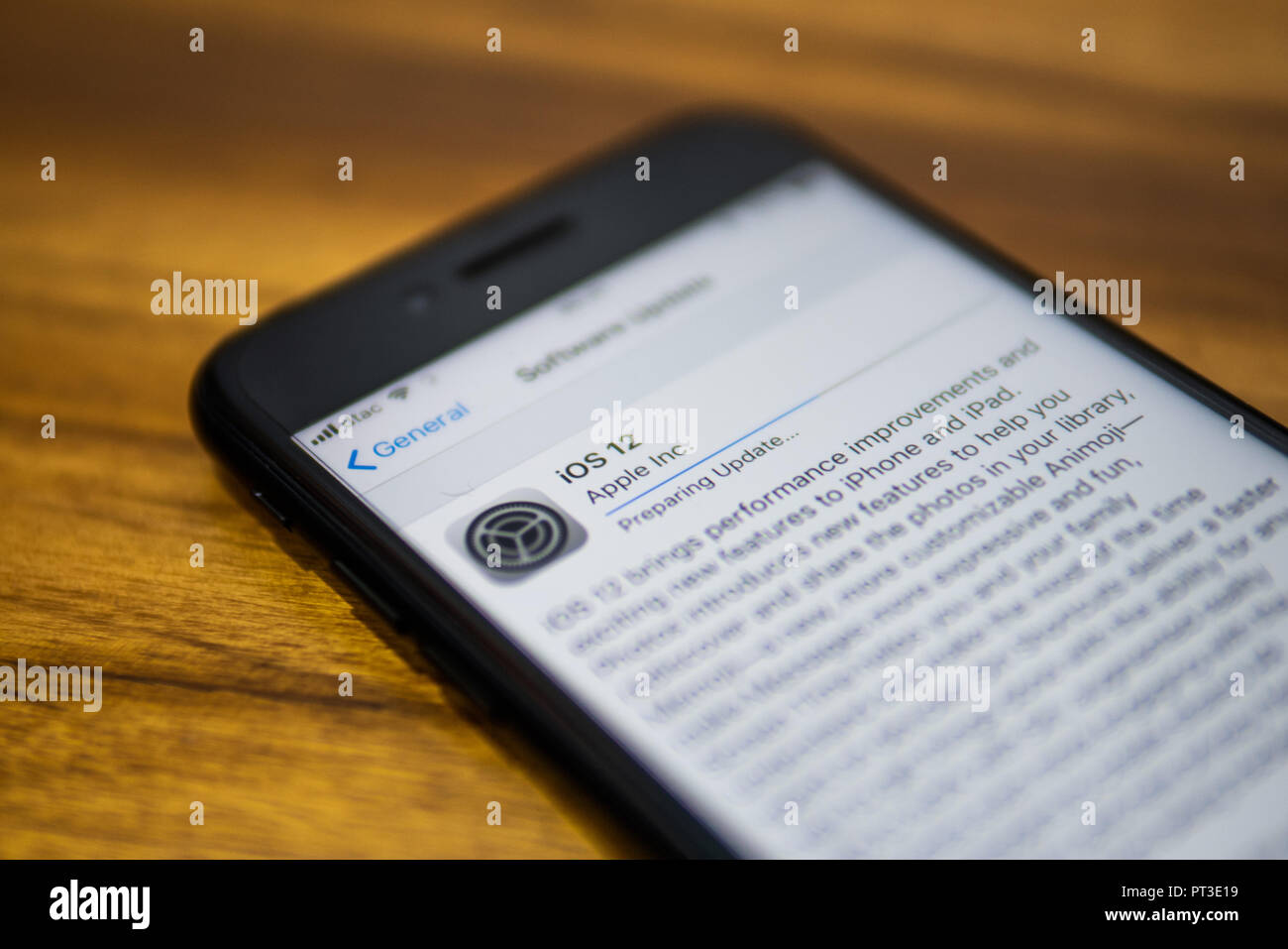 Bangkok, Tailandia - 18 settembre, 2018 : Apple iPhone 7 che mostra il suo schermo con iOS 12 informazioni sull'aggiornamento del software. Foto Stock