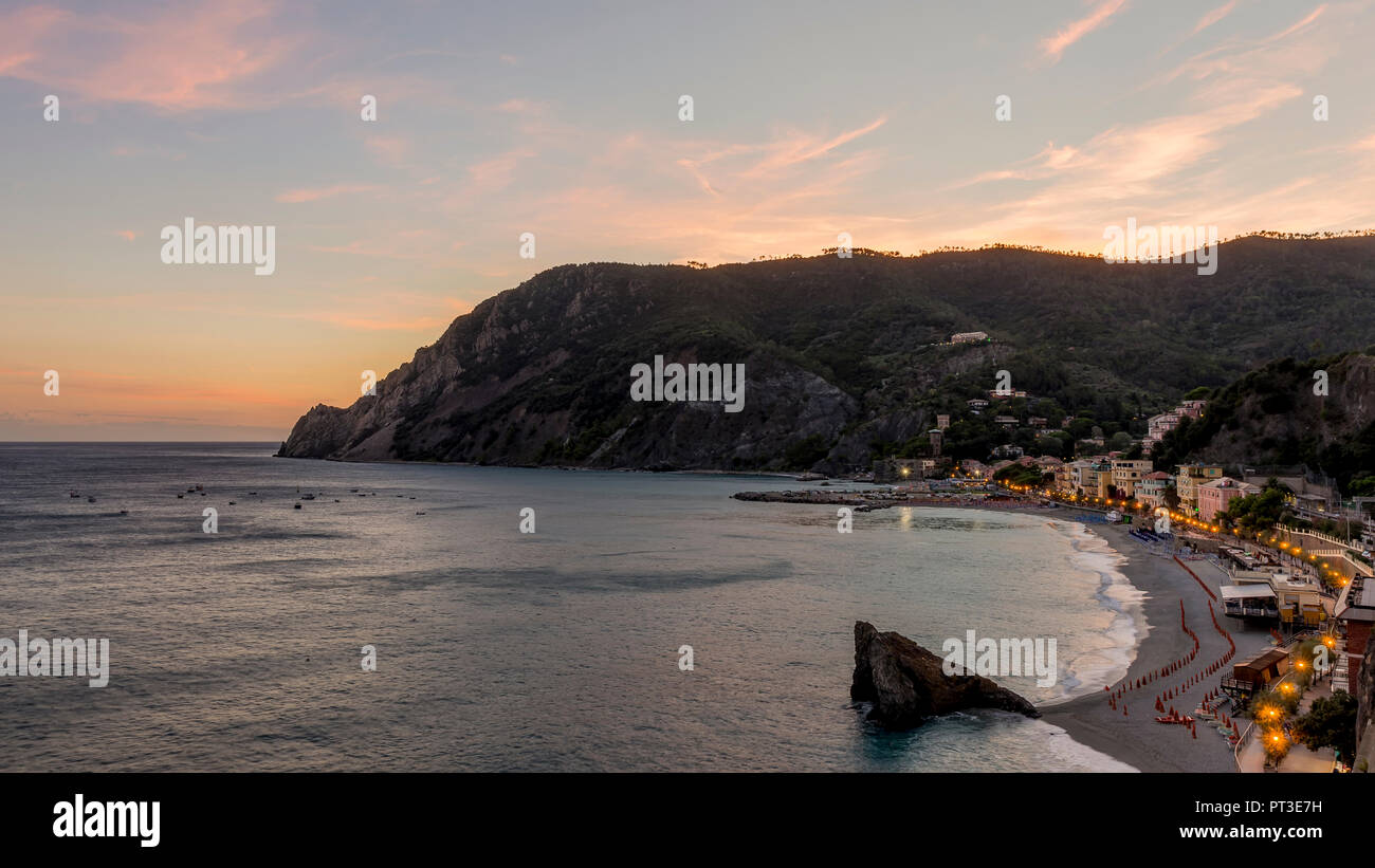 Un tramonto spettacolare sulla spiaggia di Fegina, Monterosso al mare e le Cinque Terre, La Spezia, Liguria, Italia Foto Stock