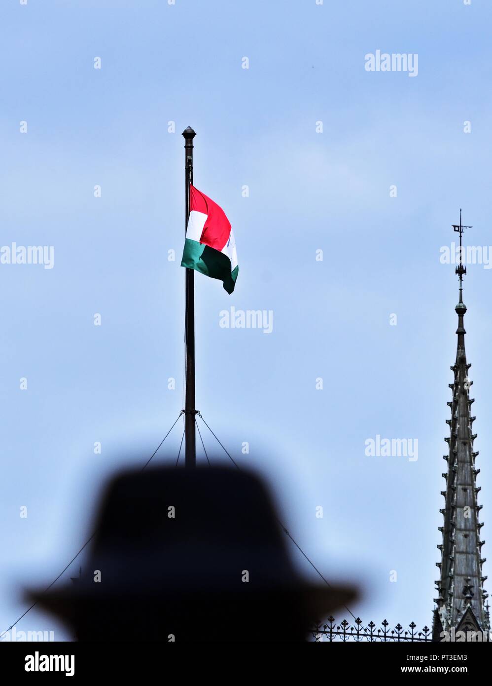 Bandiera di Ungheria dietro la statua di Imre Nagy in Budapest Foto Stock