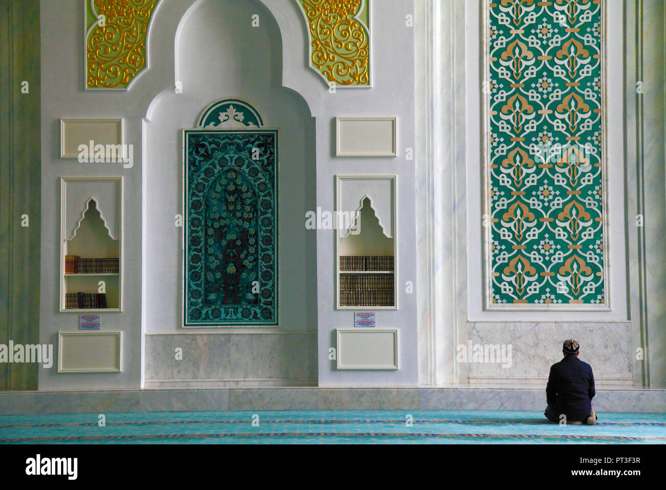 Il Kazakistan; Astana; Hazrat la Moschea del Sultano, interna Foto Stock