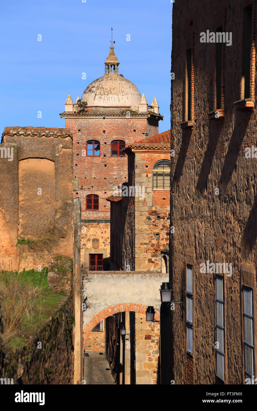 Caceres, Estremadura, Spagna. Caceres centro storico è un sito Patrimonio Mondiale dell'UNESCO. Teleobiettivo condensato shot. Messa a fuoco selettiva. Foto Stock