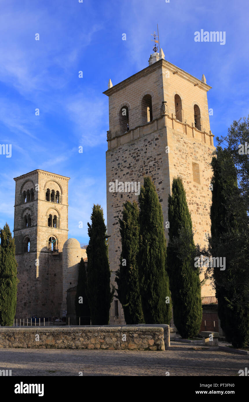 Spagna Estremadura, Caceres, torri medievali e i tetti della città storica di Trujillo al tramonto. Luogo di nascita di Francisco Pizarro. Foto Stock