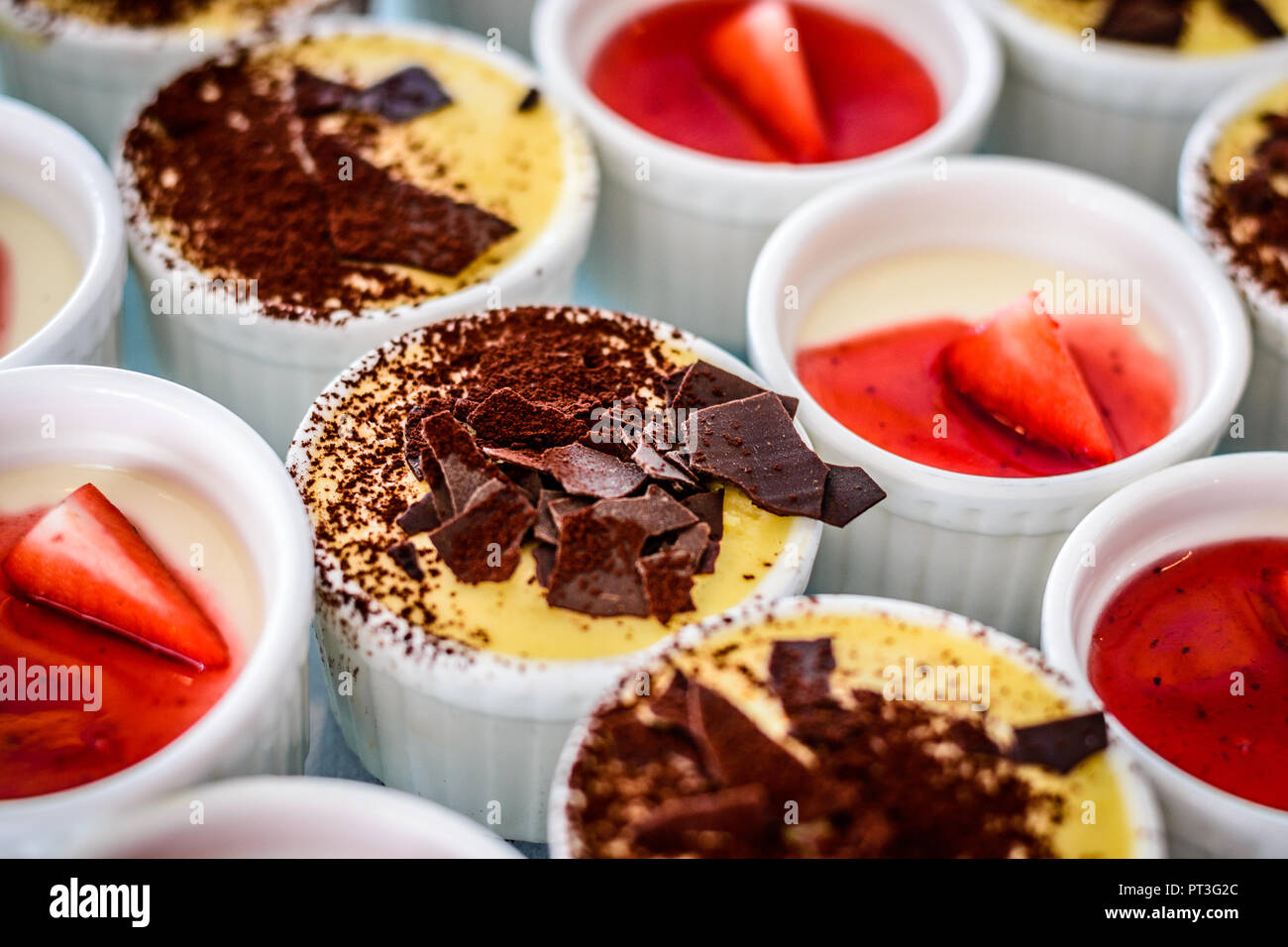 Un assortimento di dolci crostate di sbuffi di budini torte creme brulee Foto Stock