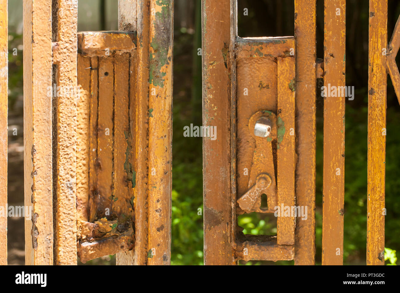 Vecchio vintage weathered grunge rotto serratura danneggiata con maniglia rotta del giardino urbano di metallo porta a griglia Foto Stock