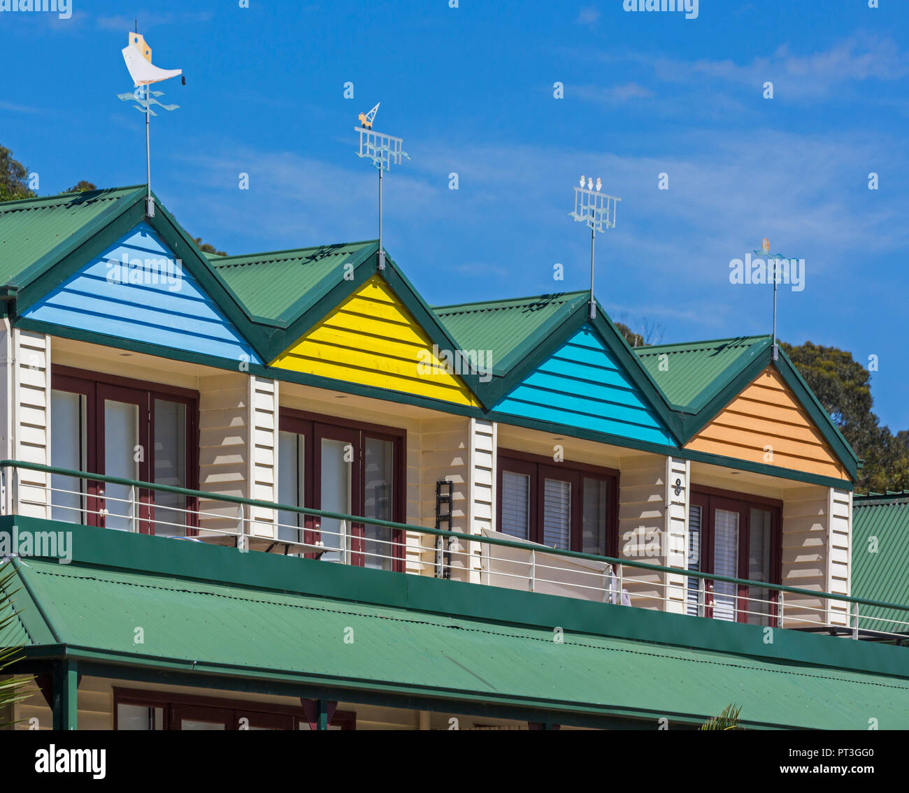 Lorne, Victoria, Australia. Facciate colorate di appartamenti. Foto Stock