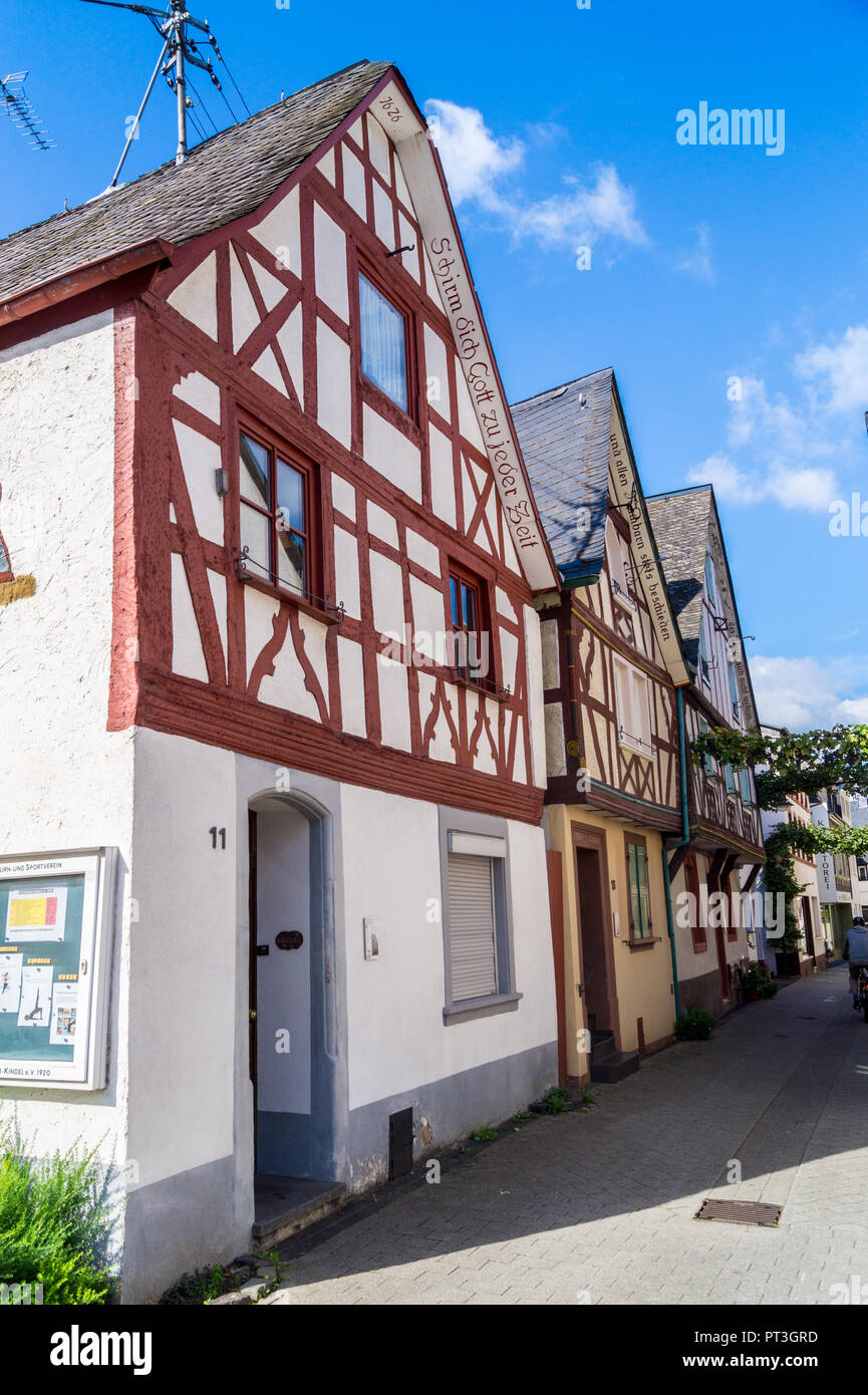 Fachwerk tradizionali tipiche case a graticcio, Kröv villaggio del vino, la valle di Mosel, Renania-Palatinato, Germania Foto Stock