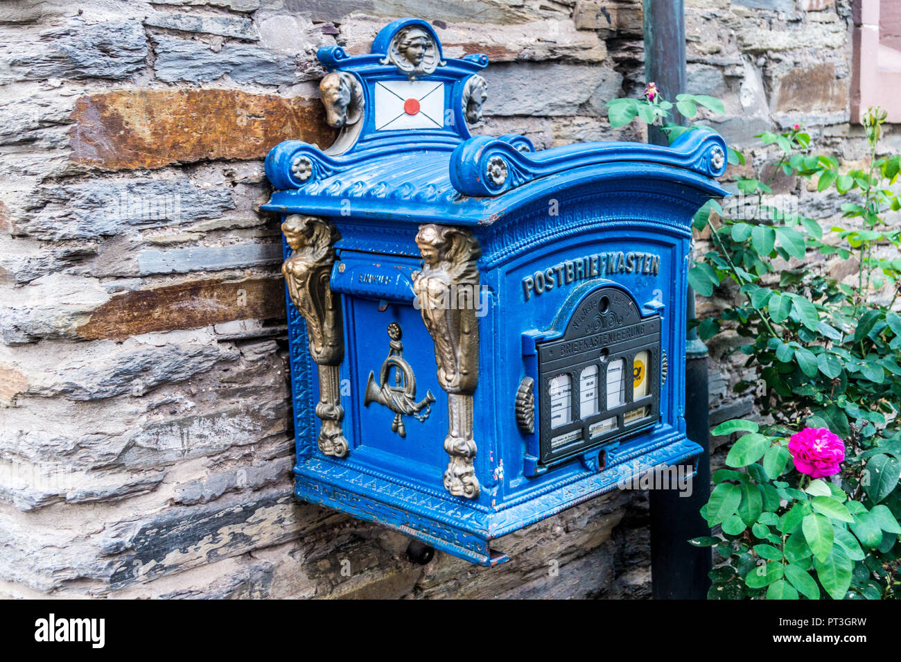 Blu Vintage letterbox, ghisa, Ürzig, sul fiume Mosella, Renania-Palatinato, Germania Foto Stock