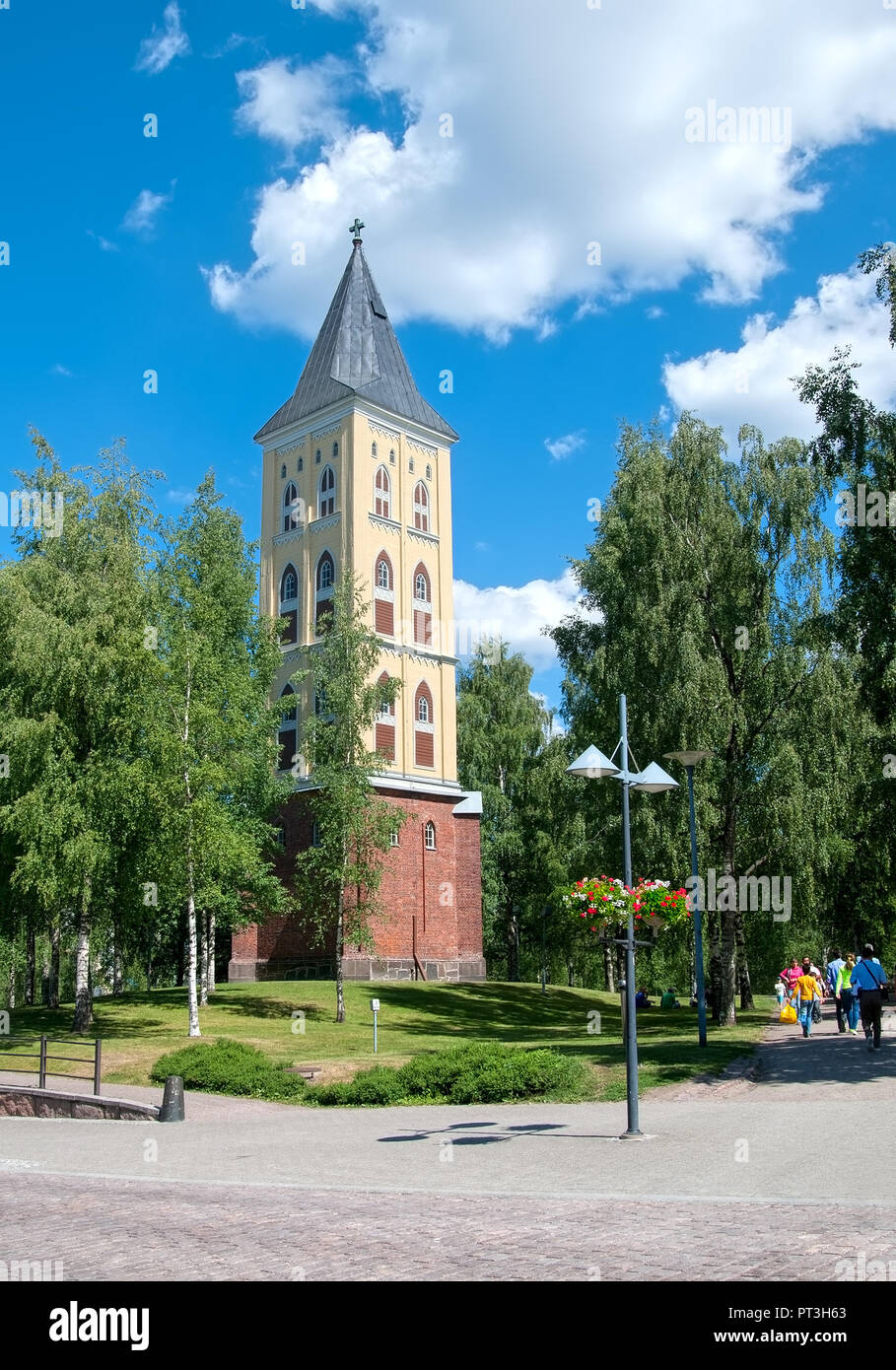 LAPPEENRANTA, Finlandia - 15 giugno 2016: la torre campanaria della chiesa di Santa Maria sul Kauppakatu Street. Fu costruito nel 1856 dall'architetto Ernst B. Lohrmann Foto Stock