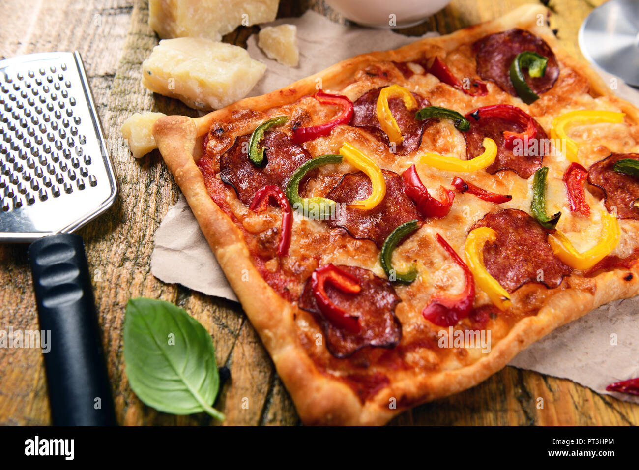 La pizza fatta in casa con salame e pepe Foto Stock