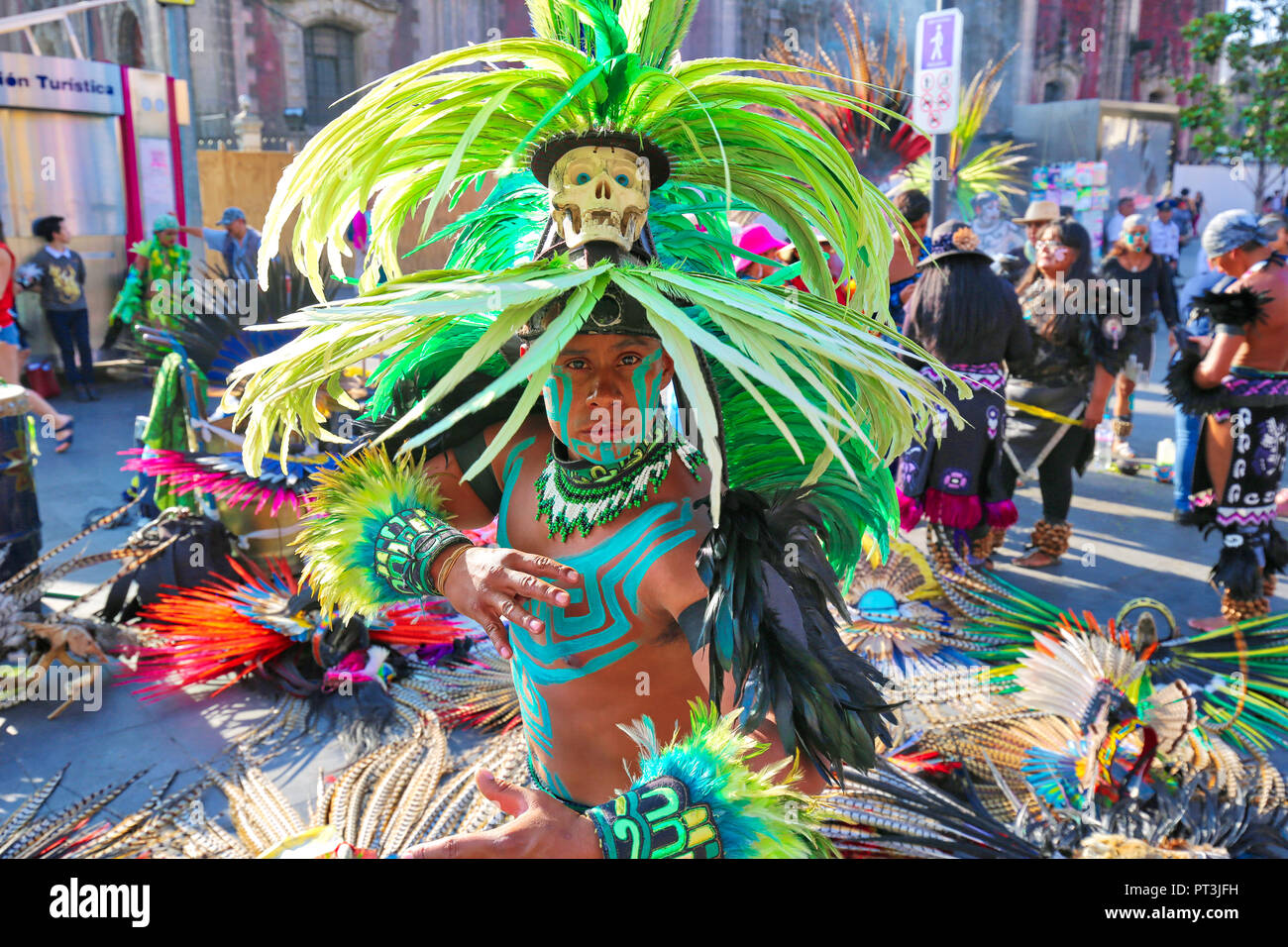 Città del Messico, Messico-23 Aprile 2018: Indiano festival e feste tribali su piazza Zocalo di Città del Messico Foto Stock