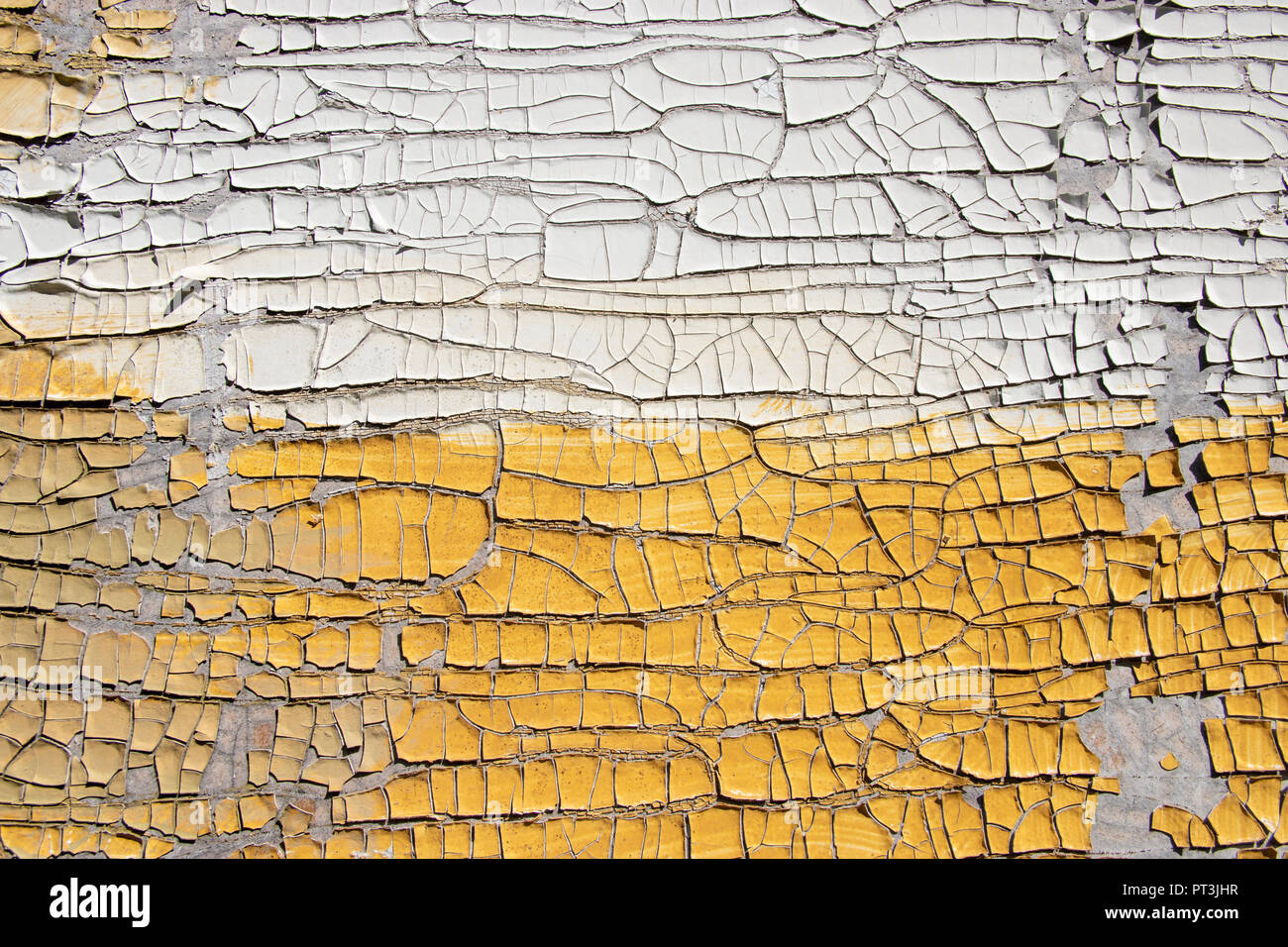 Dipinto di superficie incrinato colorate di bianco e sfondo giallo Foto Stock