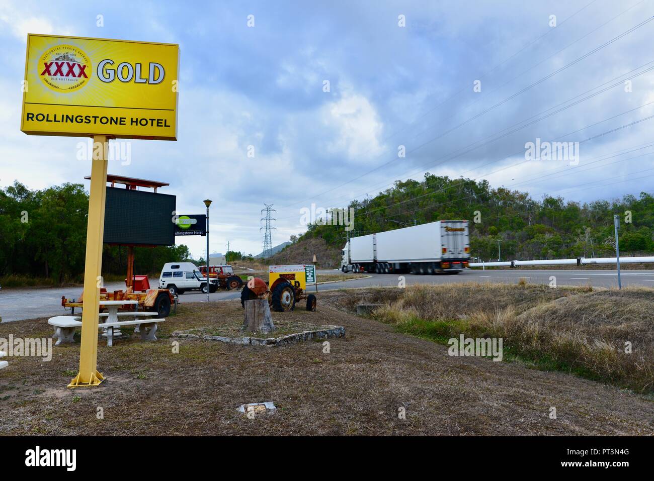 L'hotel Rollingstone segno sull'Autostrada di Bruce, Rollingstone, Queensland, Australia Foto Stock