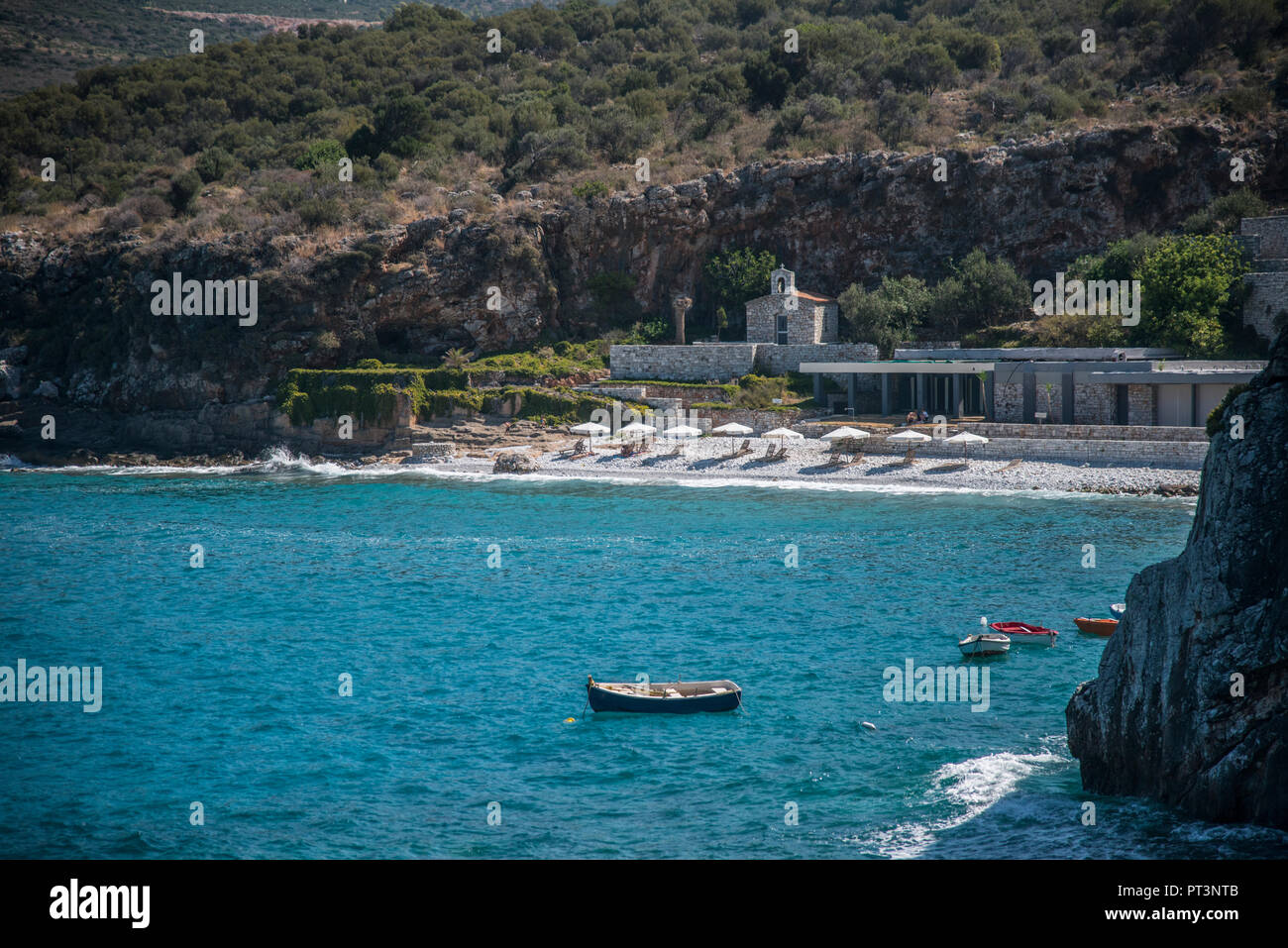 Piccola spiaggia rocciosa nelle mani una regione della Grecia Foto Stock