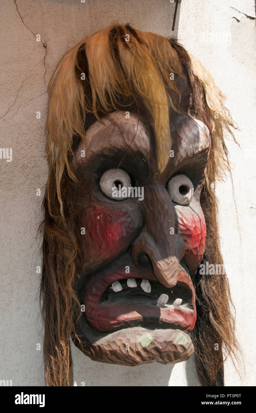 Grottesche maschere in legno intagliato per la Tschaggatta Shrovetide festival nel Loetschental, Vallese, Svizzera Foto Stock