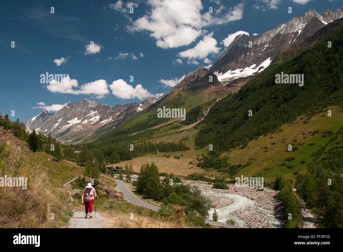A piedi nella parte superiore della valle Loetschental, Vallese, Svizzera Foto Stock