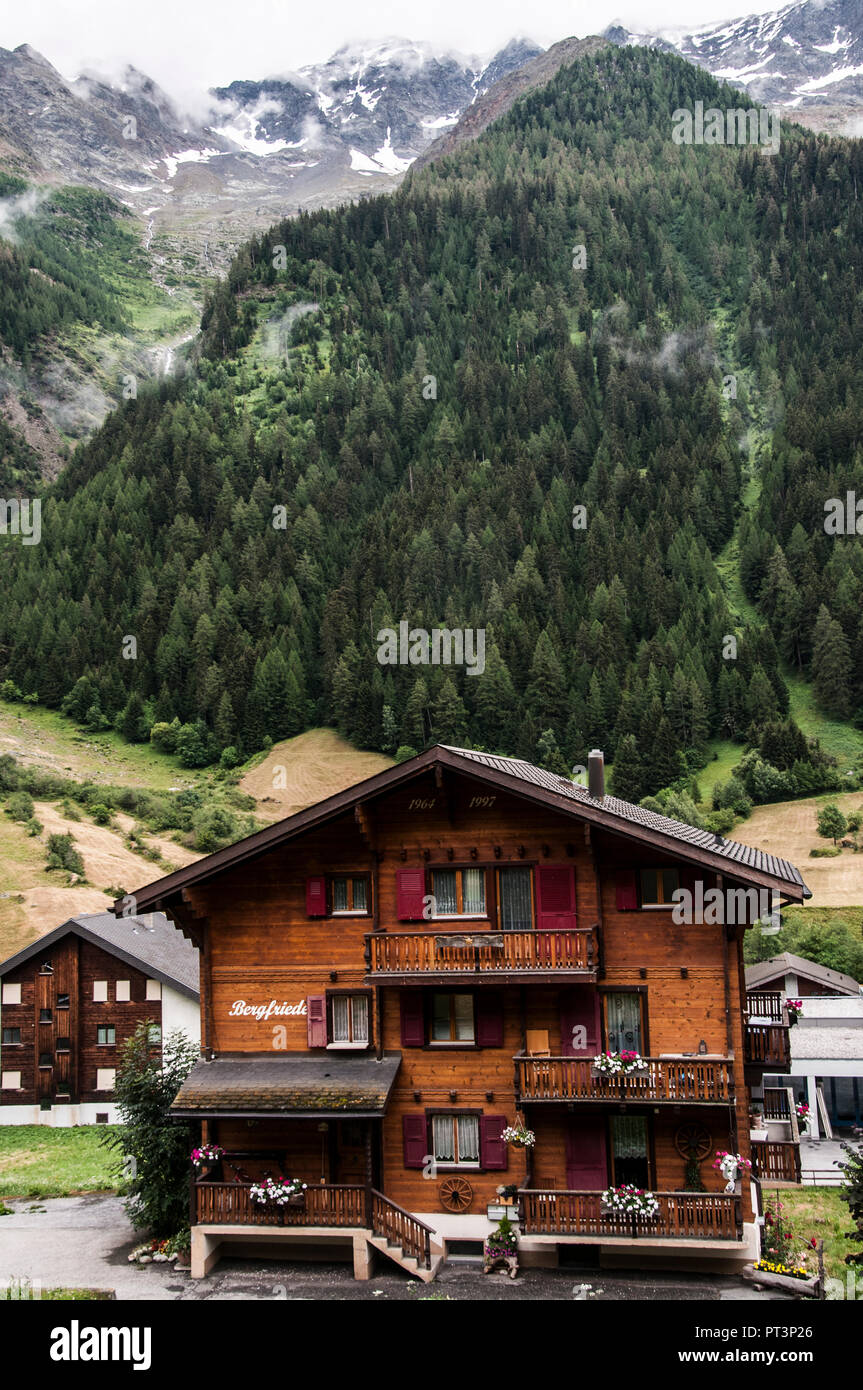 Tradizionale chalet in legno nel Loetschental, Vallese, Svizzera Foto Stock