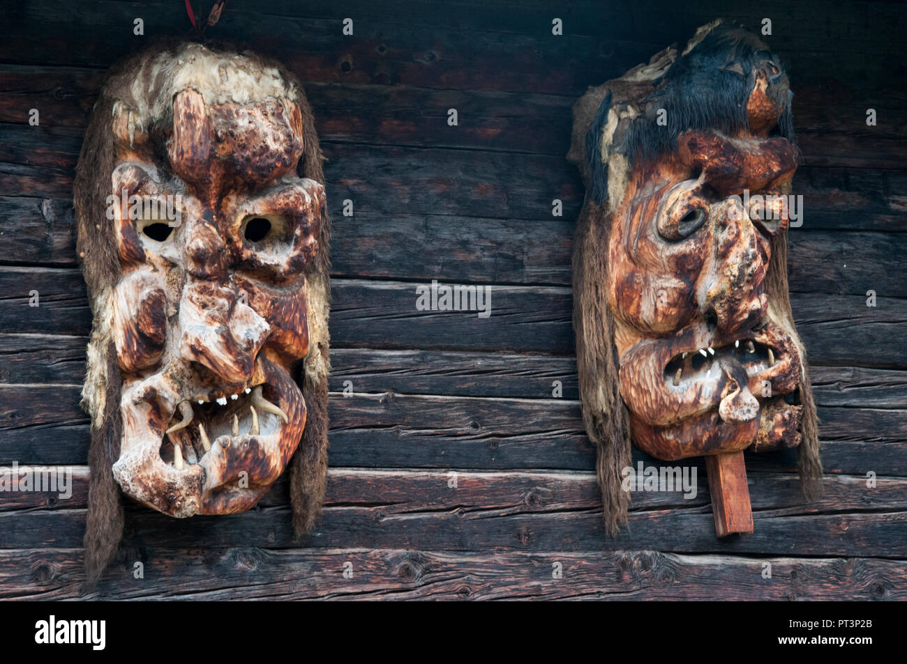 Grottesche maschere in legno intagliato per la Tschaggatta Shrovetide festival nel Loetschental, Vallese, Svizzera Foto Stock