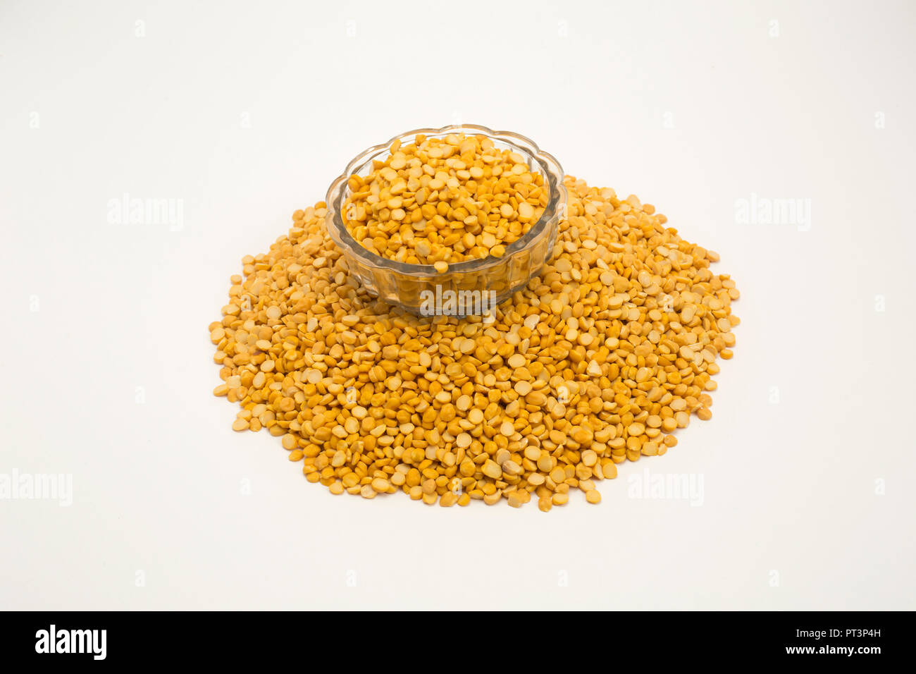 Giallo piselli spezzati con recipiente isolato su sfondo bianco. Foto Stock