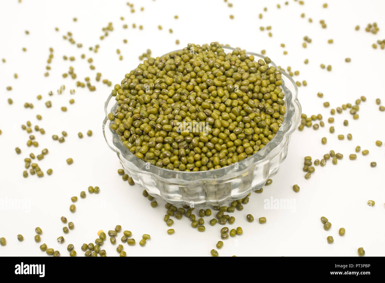 Green mung dal lentil bean di impulsi isolati su sfondo bianco. Foto Stock