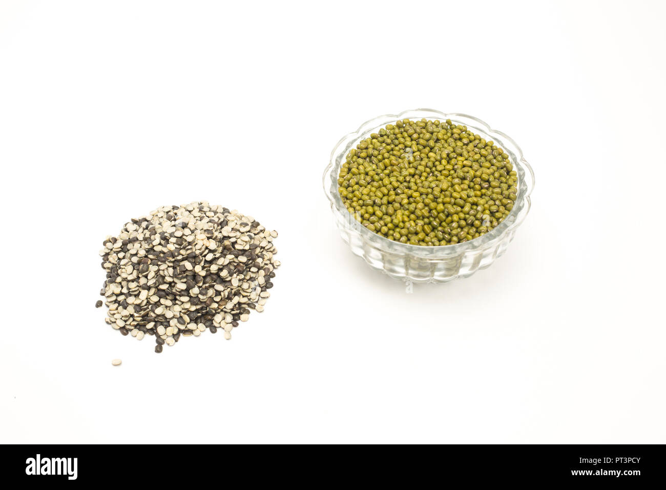 Split lenticchia nera e verde fagioli mung isolati su sfondo bianco. Foto Stock