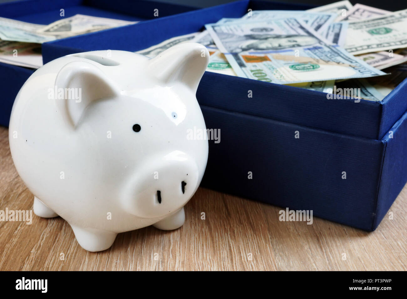 Salvadanaio e la scatola con il denaro. Risparmi previdenziali concetto. Foto Stock