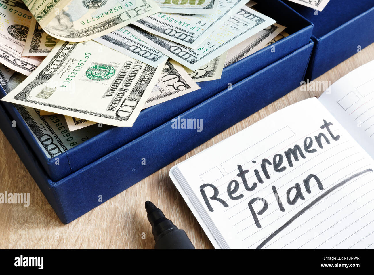 Piano di pensionamento scritto su una nota e una scatola con il risparmio. Foto Stock