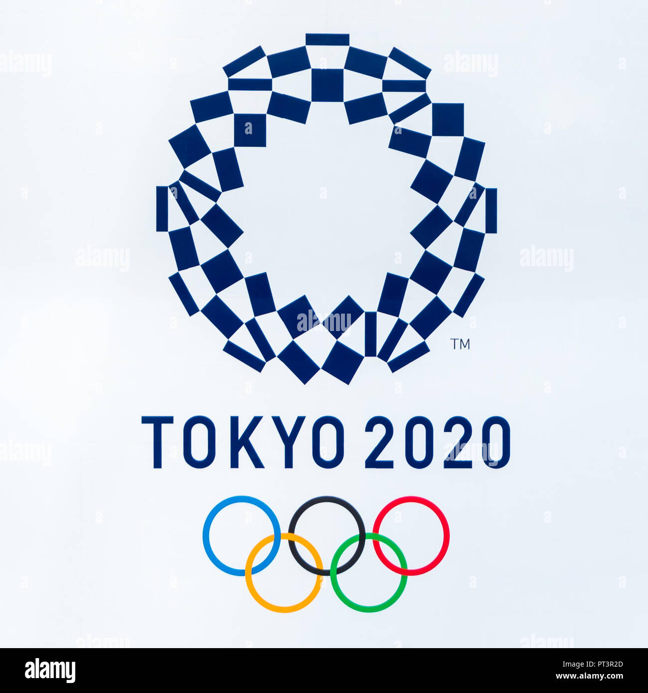 SHINJUKU TOKYO, Giappone - 8 Giugno 2018 : 2020 Olimpiadi di Tokyo il simbolo del logo sul Governo Metropolitano di edificio in centro città è i punti di riferimento di Tokyo Ja Foto Stock