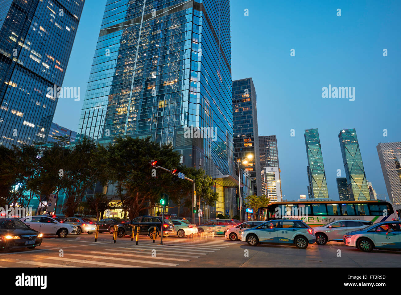 Edifici ad alta in Futian Central Business District (CBD) acceso al tramonto. Shenzhen, Provincia del Guangdong, Cina. Foto Stock