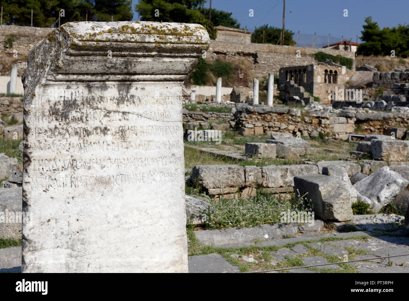 Statua in marmo di base con inscritto il Greco antico testo lungo la strada Lechaion o modo, Antica Corinto. Peloponneso. La Grecia. Il 12 metri largo marmo p Foto Stock