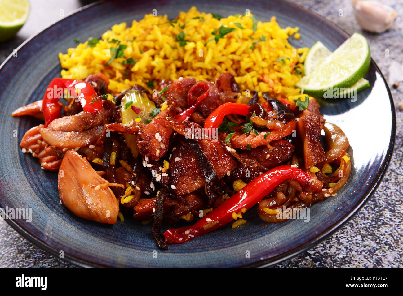 Piatto di cucina orientale - riso al curry con pollo Foto Stock