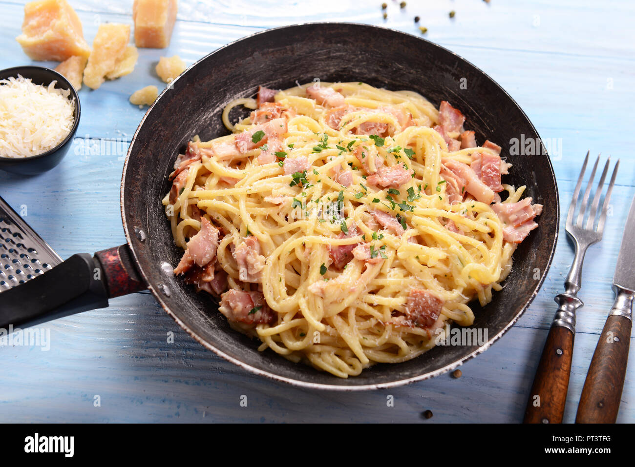 Spaghetti alla carbonara - tradizionale piatto italiano Foto Stock
