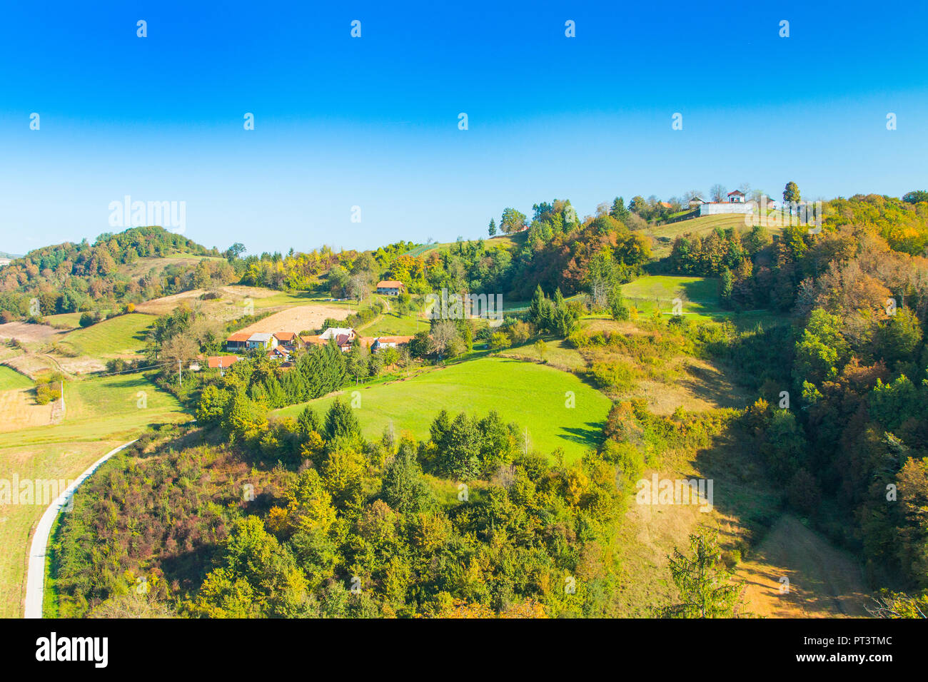 Remoto villaggio nella contea di Karlovac, Croato paesaggio di campagna, Vista panoramica Foto Stock