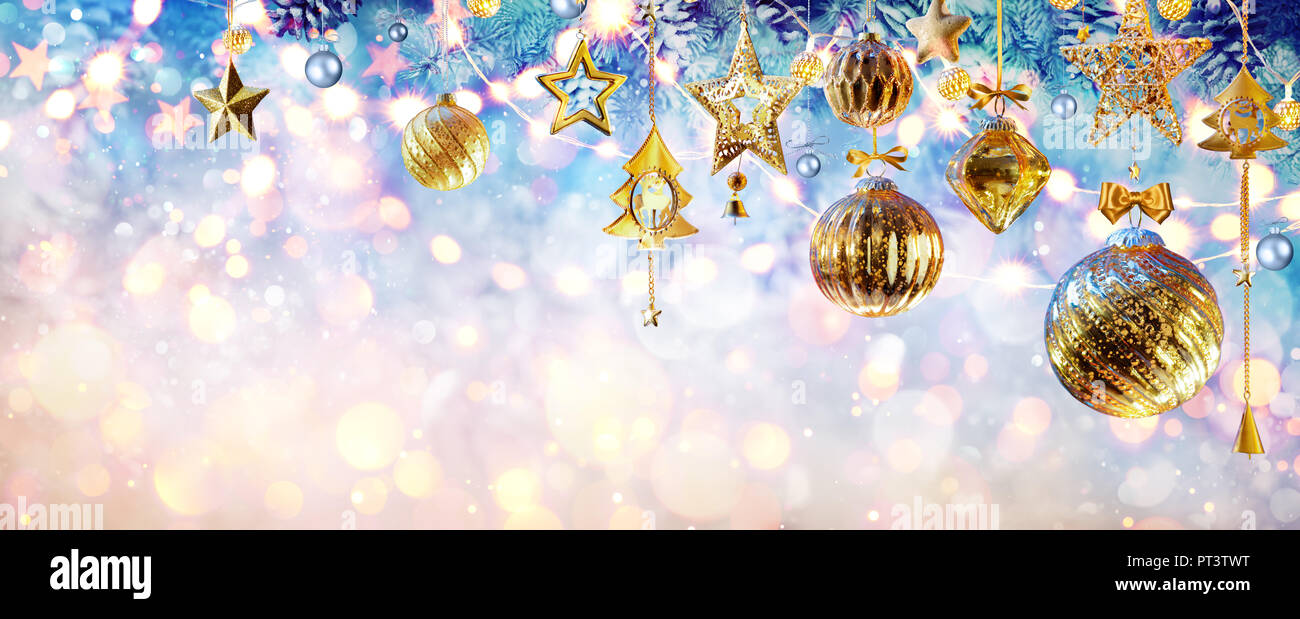 Golden Baubles retrò appesi sui rami di Abete - ornamento di Natale Foto Stock