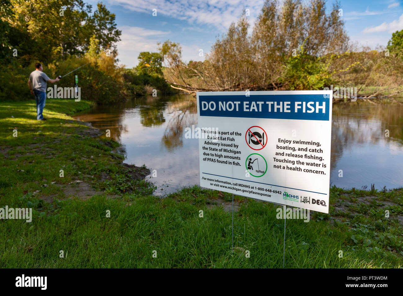 Brighton, Michigan - un segno a Isola Lago membro Recreation Area mette in guardia i pescatori di non mangiare il pesce da Huron River. Livelli elevati di sostanze chimiche PFAS HAV Foto Stock