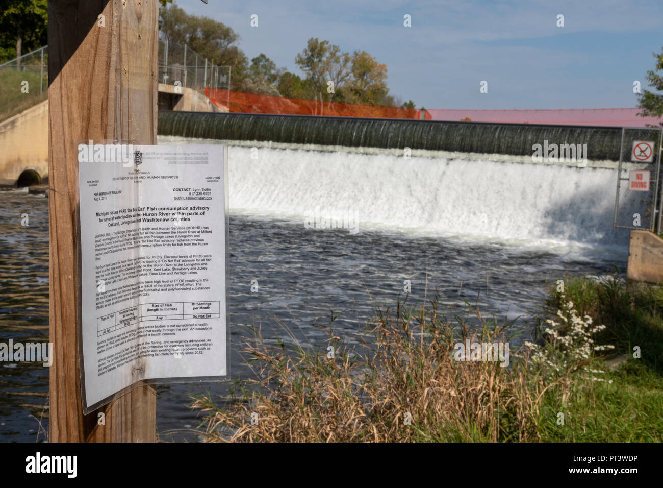 Brighton, Michigan - un segno al di sotto di una diga sul fiume Huron avverte i pescatori di non mangiare il fiume di pesce. Livelli elevati di PFAS prodotti chimici sono stati trovati in Foto Stock