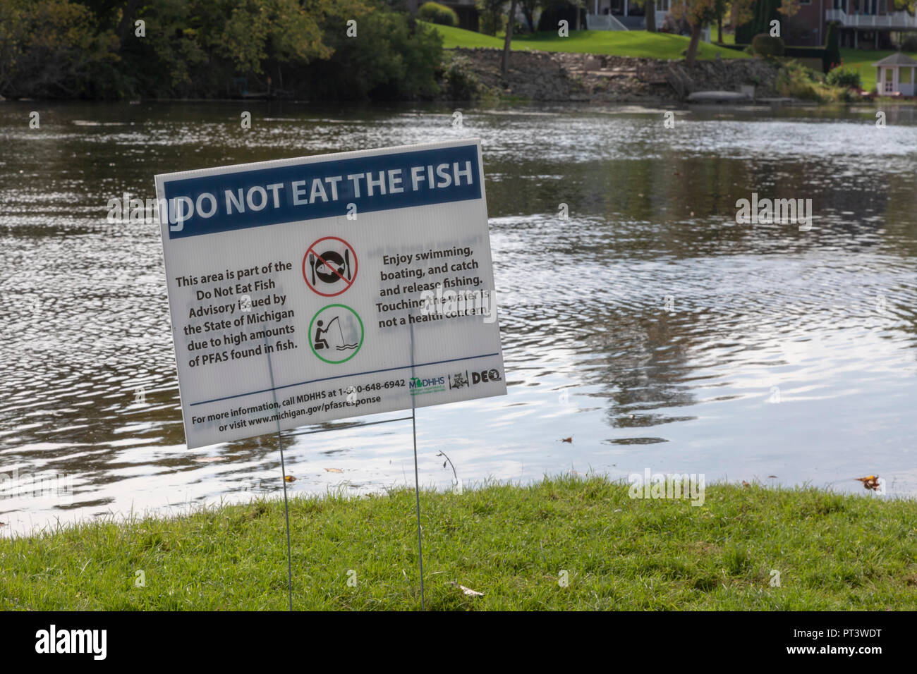 Milford, Michigan - un segno in Milford Parco Centrale di pescatori avverte di non mangiare il pesce da Huron River. Livelli elevati di PFAS prodotti chimici sono stati trovati Foto Stock