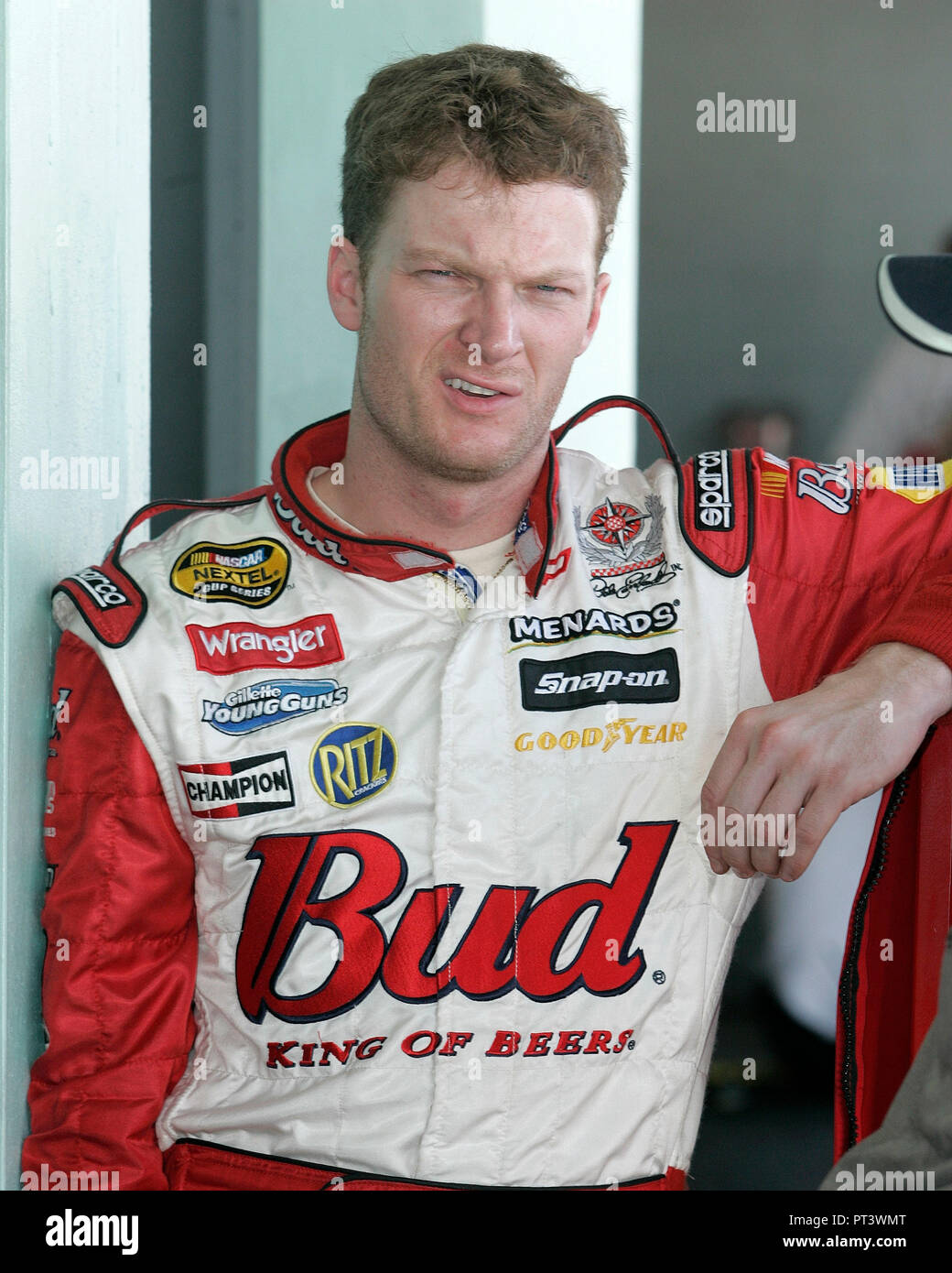 Dale Earnhardt Jr si prepara per una sessione di prove al Homestead-Miami Speedway, a Homestead, Florida, il 9 novembre 2005. Foto Stock