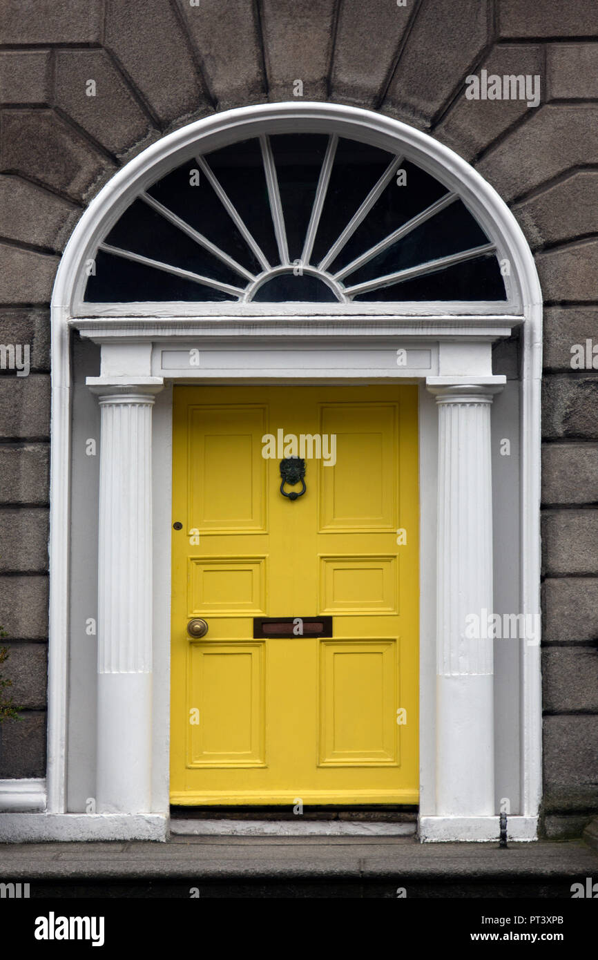 Una delle famose porte di Dublino. Tipiche della progettazione di molte porte anteriori nel centro di Dublino. Repubblica di Irlanda. Essi sono spesso dipinte di colori luminosi Foto Stock