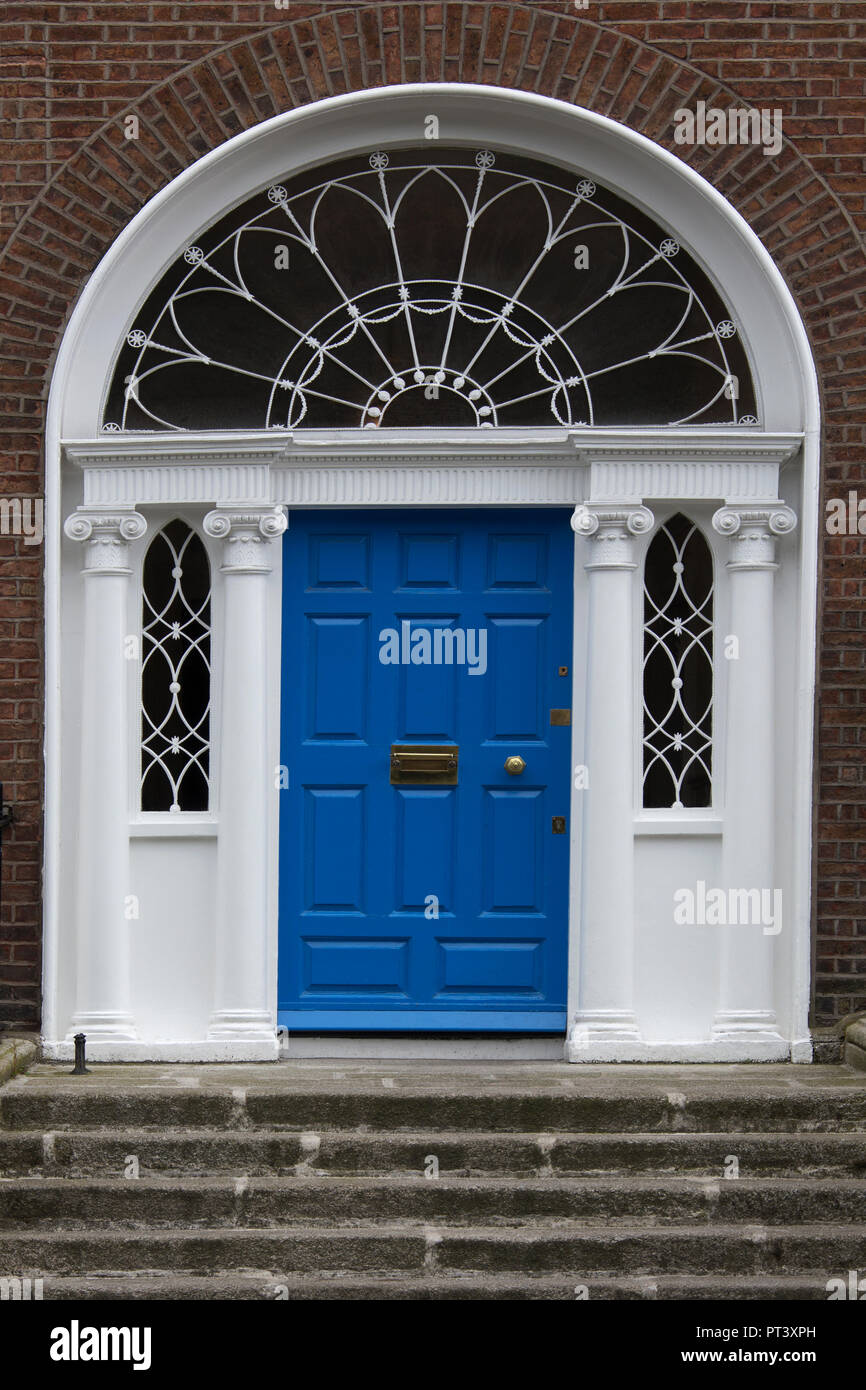 Una delle famose porte di Dublino. Tipiche della progettazione di molte porte anteriori nel centro di Dublino. Repubblica di Irlanda. Essi sono spesso dipinte di colori luminosi Foto Stock