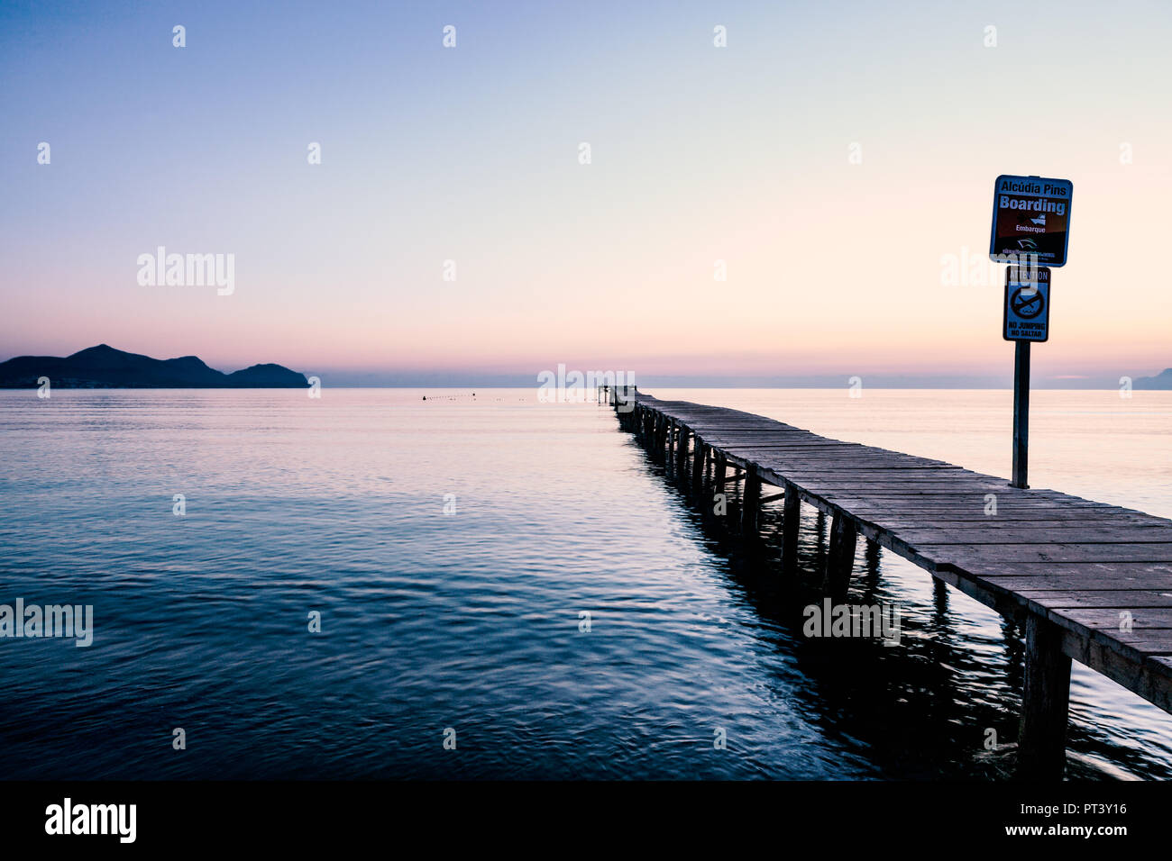 Europa Spanien Nord Mallorca Playa de Muro, langer Holzsteg in der Bucht von Alcudia Bei Sonnenaufgang Foto Stock