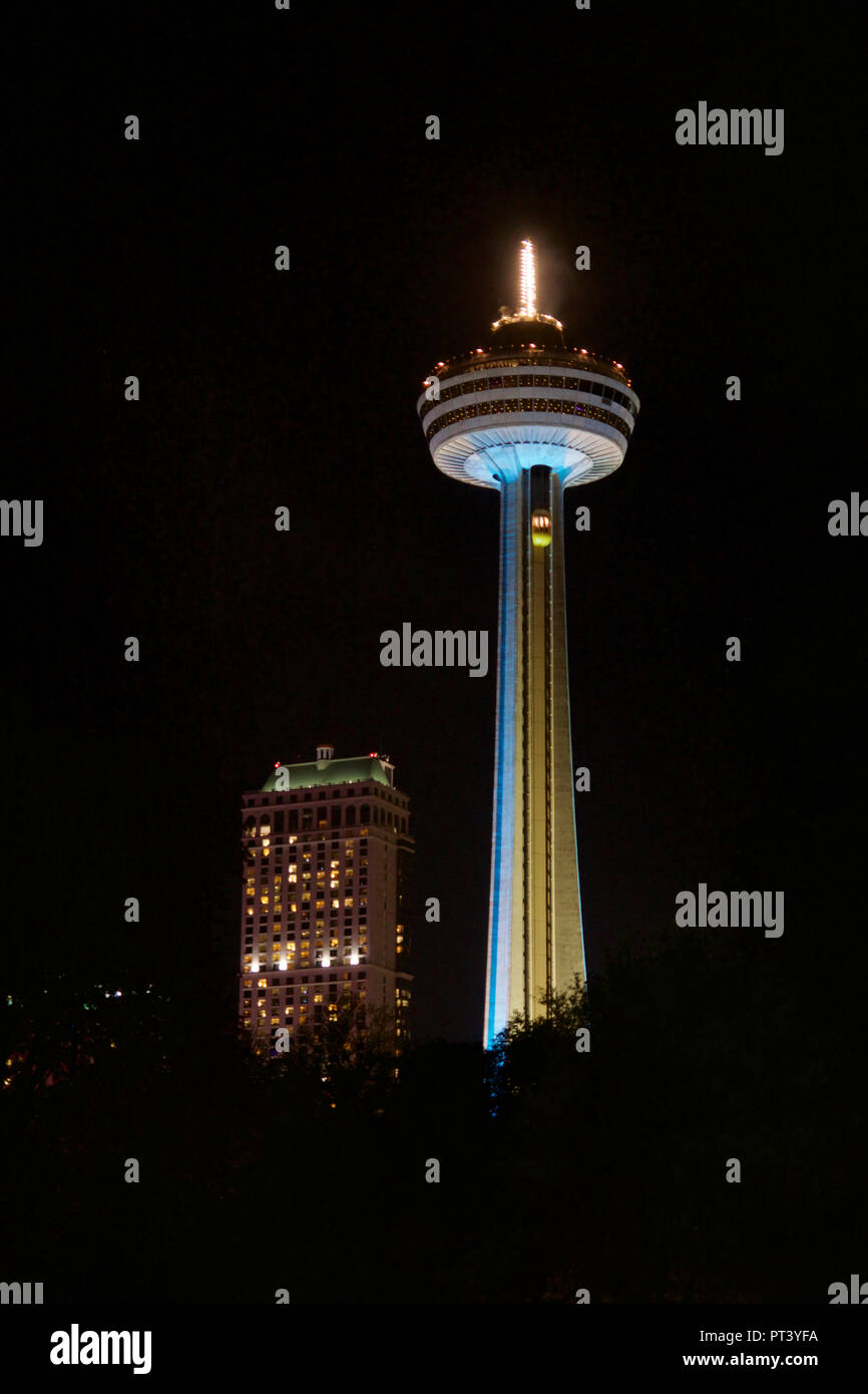 NIAGARA Falls, Ontario, Canada - 21 Maggio 2018: la Torre Skylon, casinò e hotel alle Cascate del Niagara di notte Foto Stock
