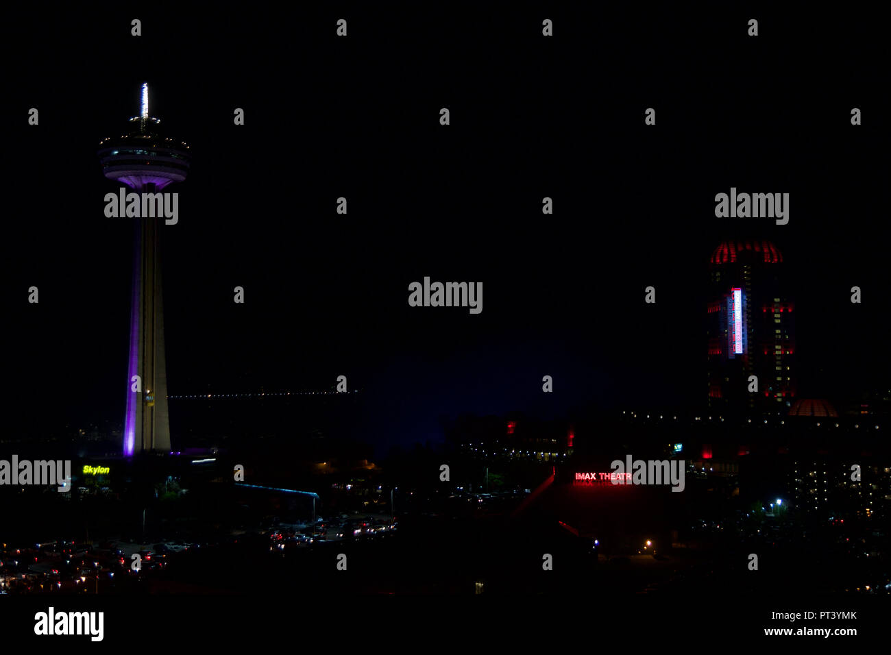 NIAGARA Falls, Ontario, Canada - 21 Maggio 2018: la Torre Skylon, casinò e hotel alle Cascate del Niagara di notte Foto Stock