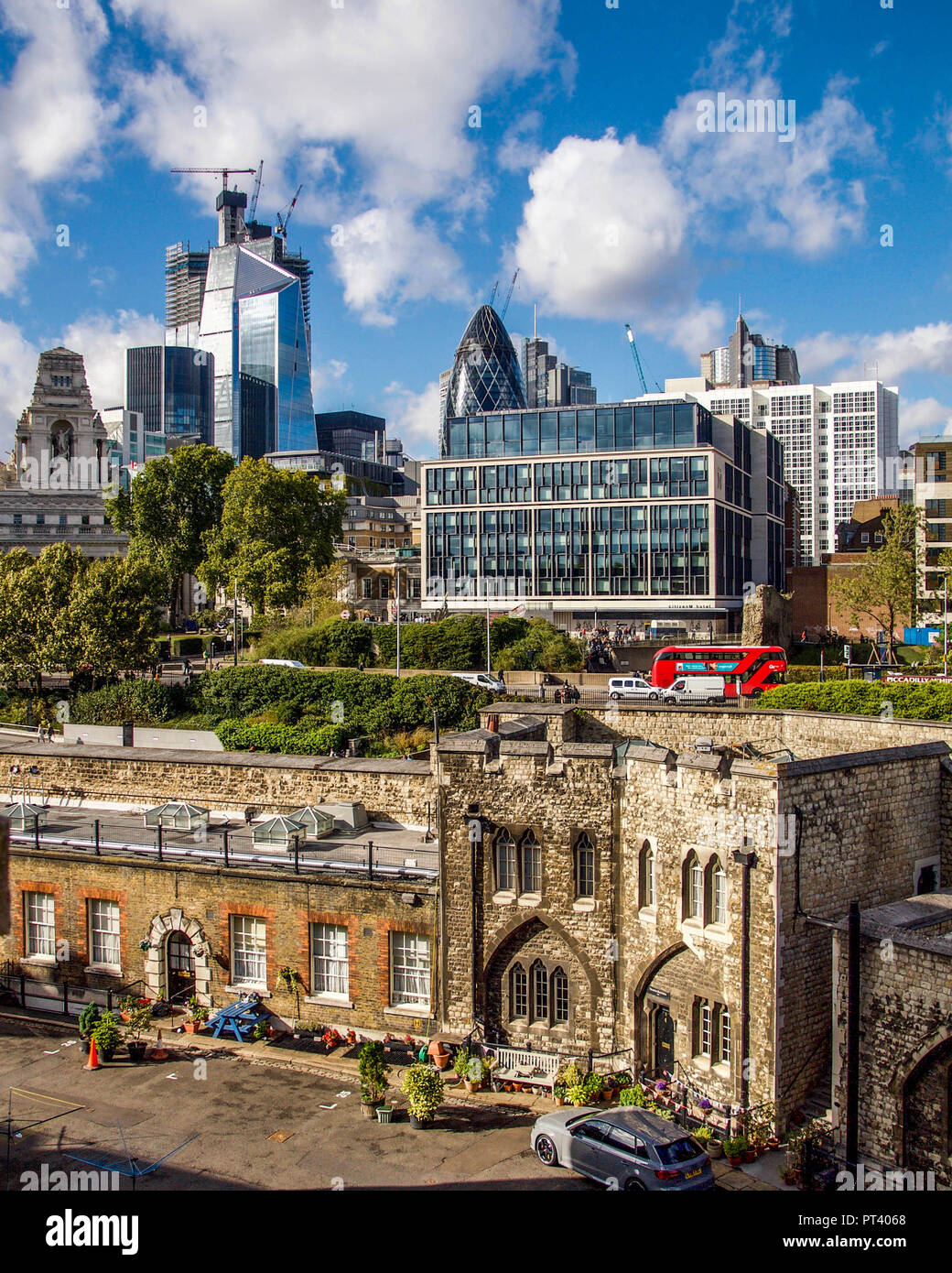 Lo skyline di Londra sulla Tower Hill dal castello medievale di grattacieli moderni Foto Stock