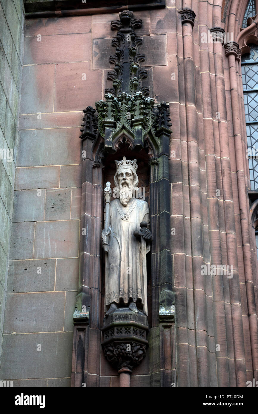 Il re Edoardo III statua della vecchia Cattedrale Coventry, West Midlands, Regno Unito Foto Stock