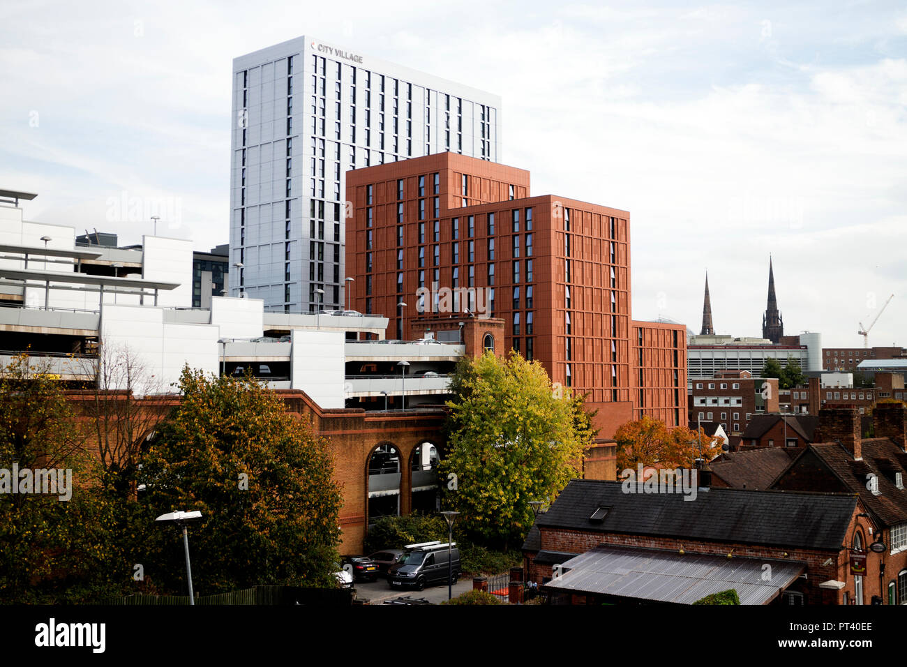 Vista verso la città Village sistemazione degli studenti, Coventry city centre, REGNO UNITO Foto Stock